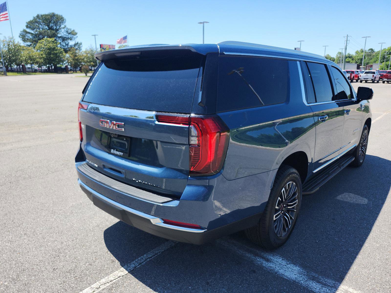 Used 2026 GMC Yukon XL Elevation w/ Elevation Premium Package AWD/4WD image 3