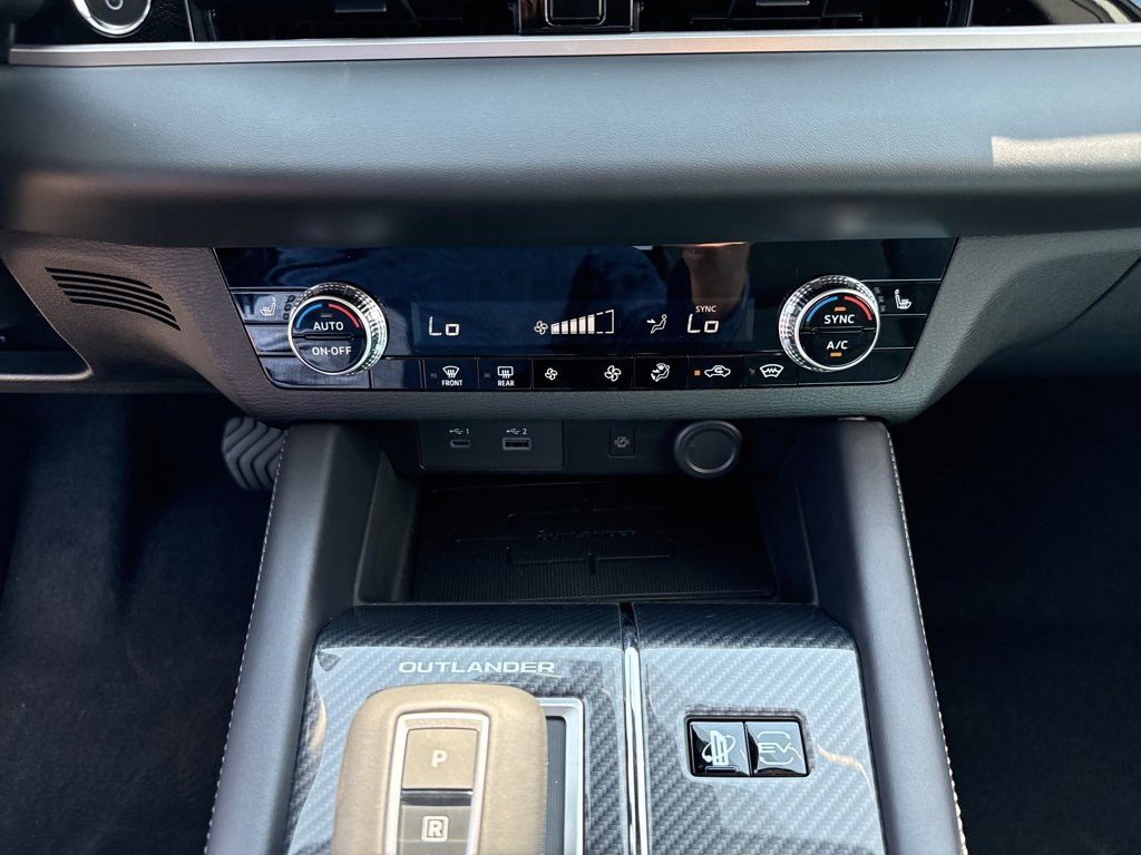 New 2025 Mitsubishi Outlander SE image 28