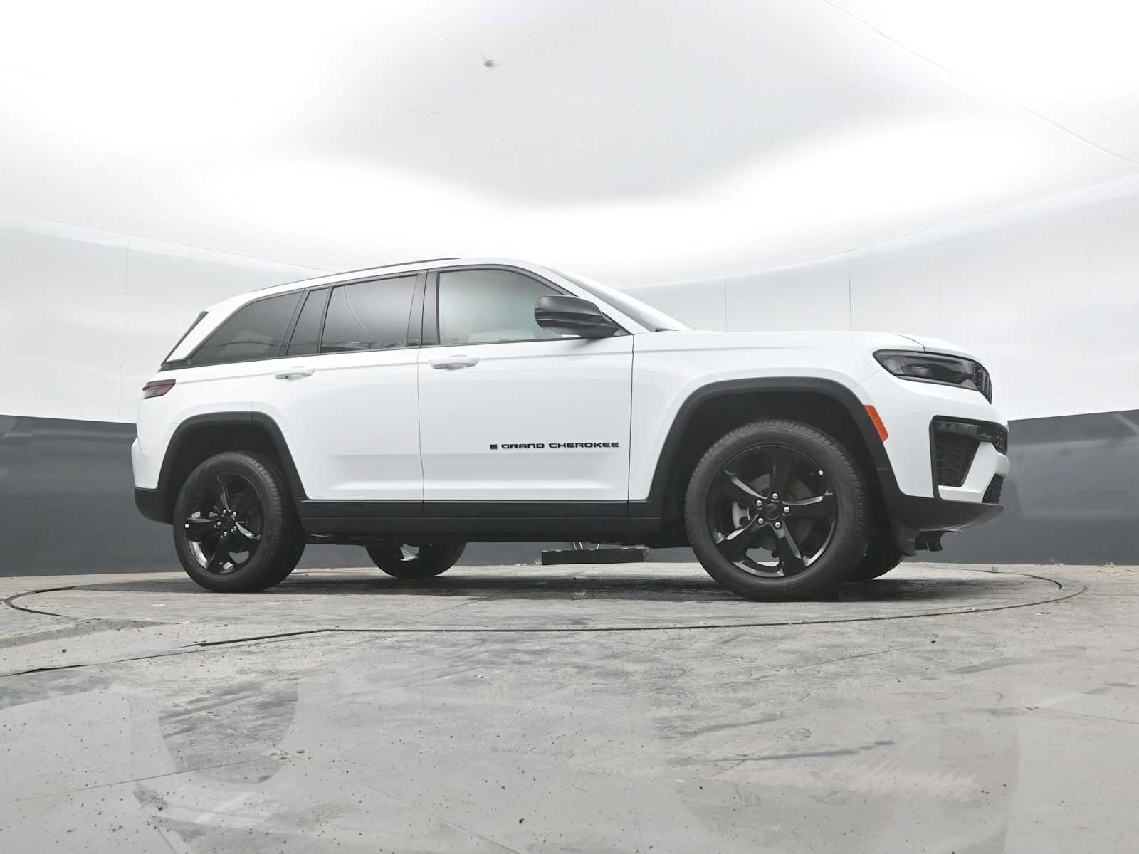 Used 2026 Jeep Grand Cherokee Limited w/ Limited Altitude Package AWD/4WD image 29