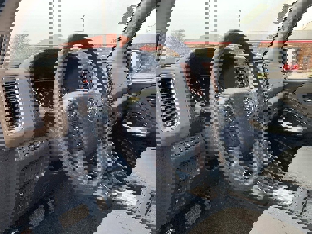 Used 2024 Nissan Frontier SV image 9