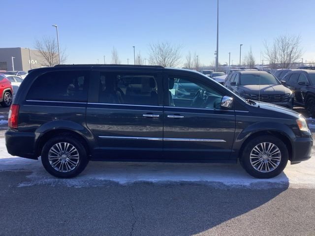 Used 2014 Chrysler Town & Country Touring-L w/ Driver Convenience Group image 4