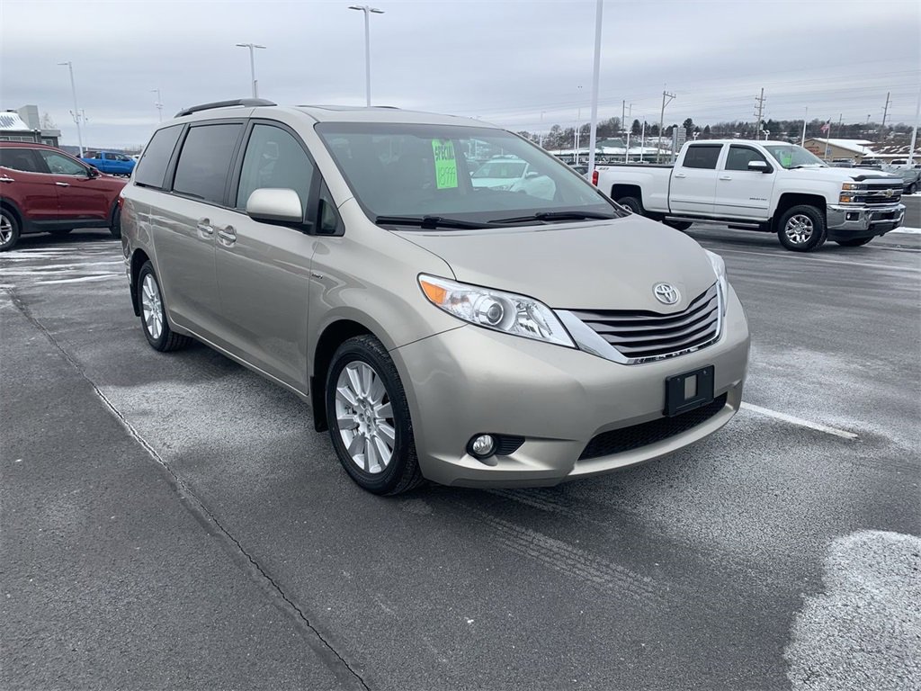 Used 2017 Toyota Sienna XLE Premium image 2