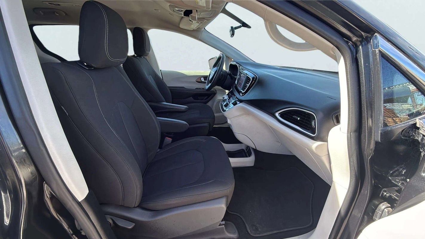 Used 2022 Chrysler Voyager LX image 12