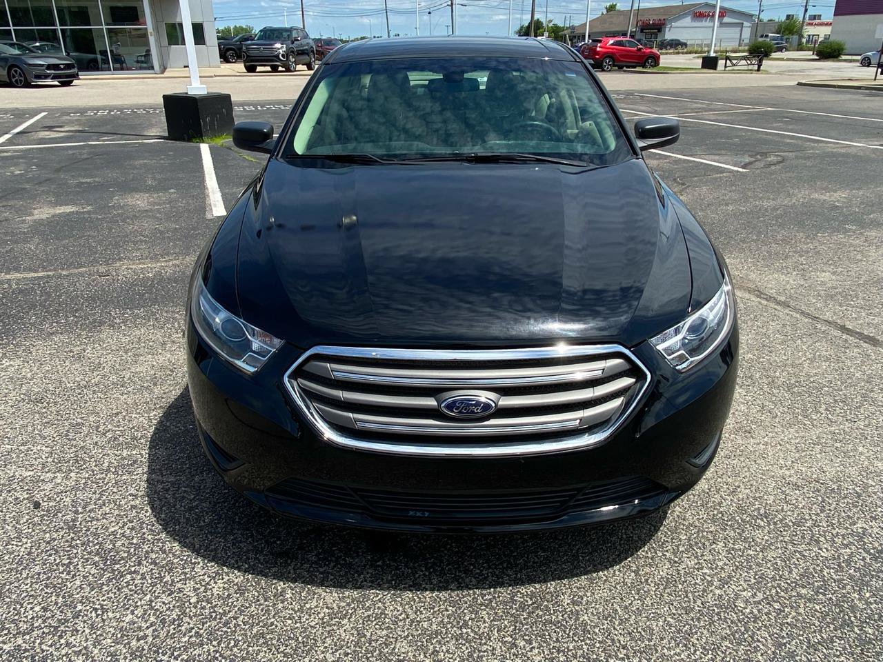 Used 2017 Ford Taurus SE FWD image 9