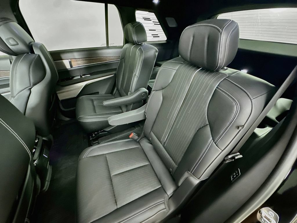 New 2026 Cadillac Vistiq Luxury w/ LPO, Floor Liner Package AWD/4WD image 31