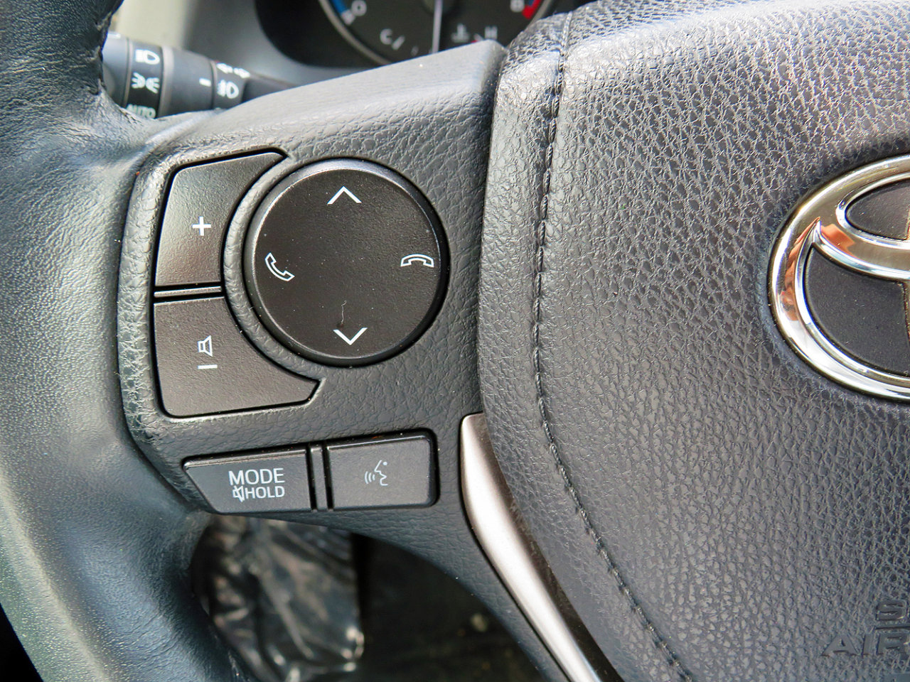 Used 2018 Toyota RAV4 XLE image 25