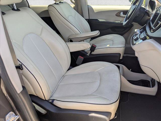 Used 2018 Chrysler Pacifica L FWD image 19