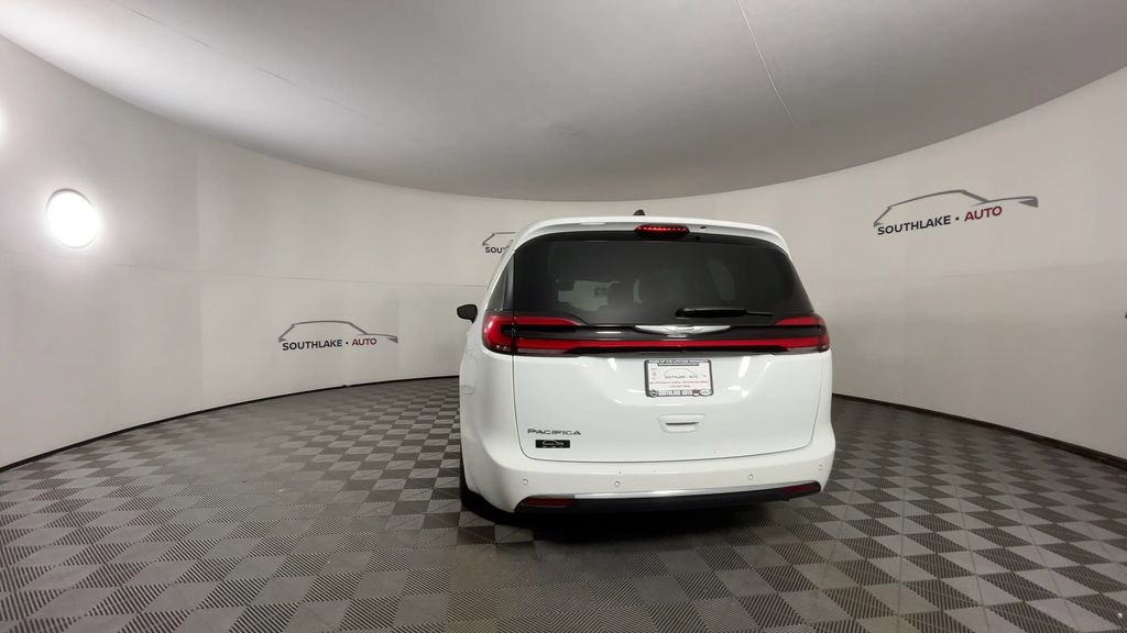 Used 2023 Chrysler Pacifica Touring-L image 7