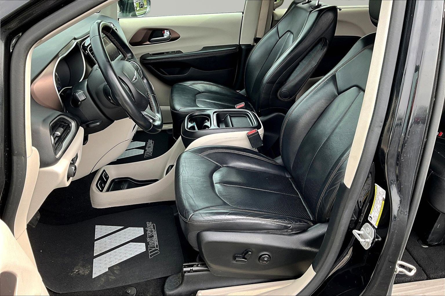 Used 2018 Chrysler Pacifica Touring-L image 22