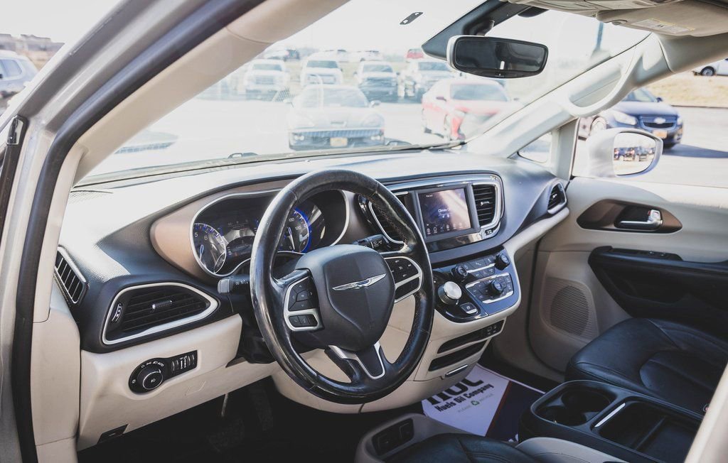 Used 2019 Chrysler Pacifica Touring-L image 2