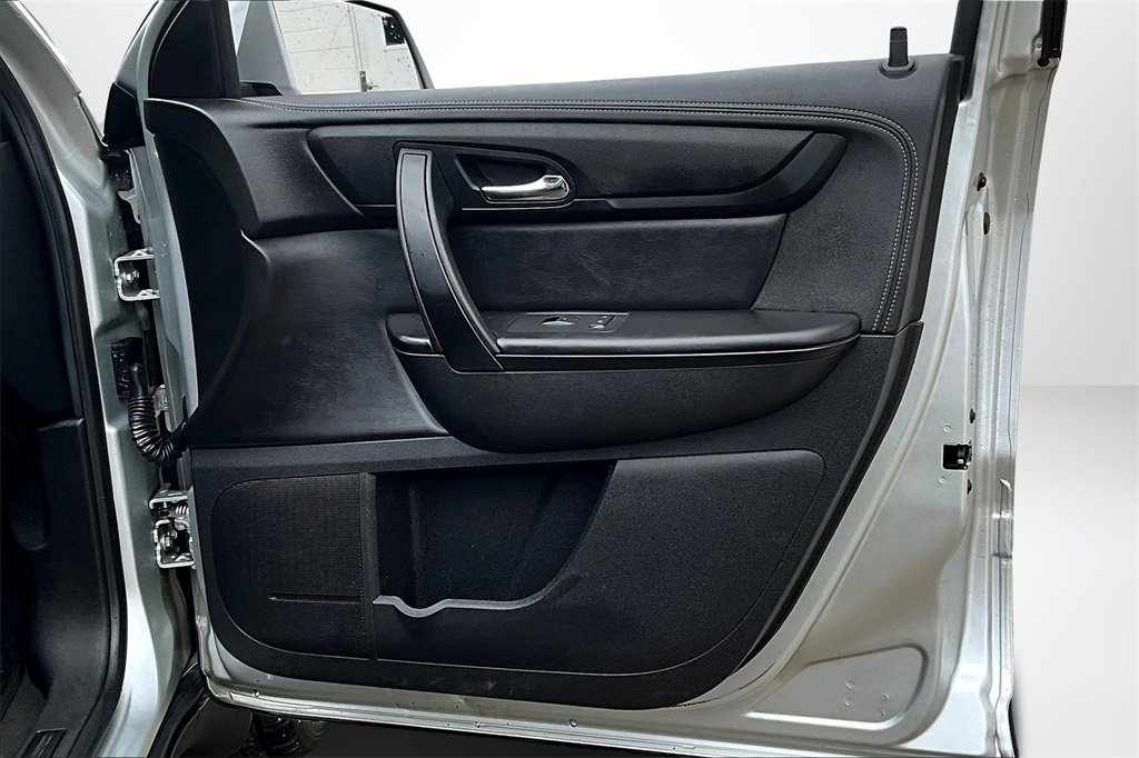 Used 2017 Chevrolet Traverse LT w/ Style and Technology Package image 29