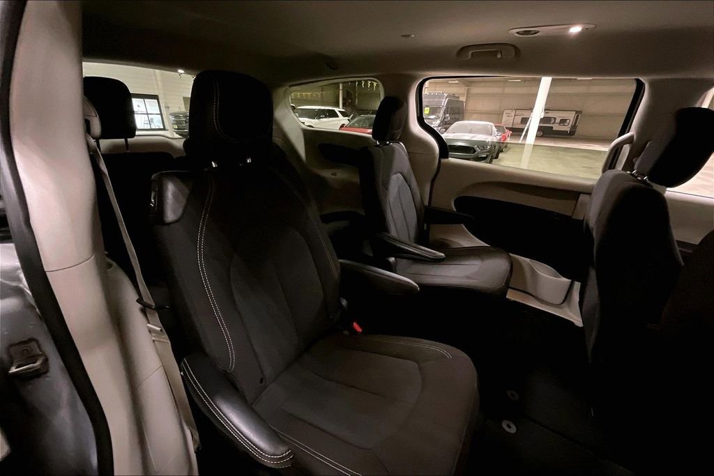 Used 2024 Chrysler Voyager LX image 25