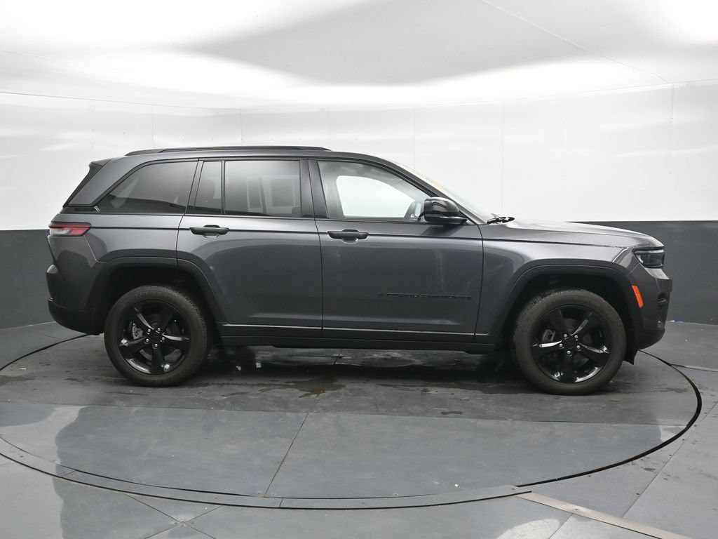 Used 2025 Jeep Grand Cherokee Altitude AWD/4WD image 3