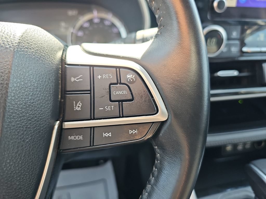Used 2023 Toyota Highlander XLE AWD/4WD image 18