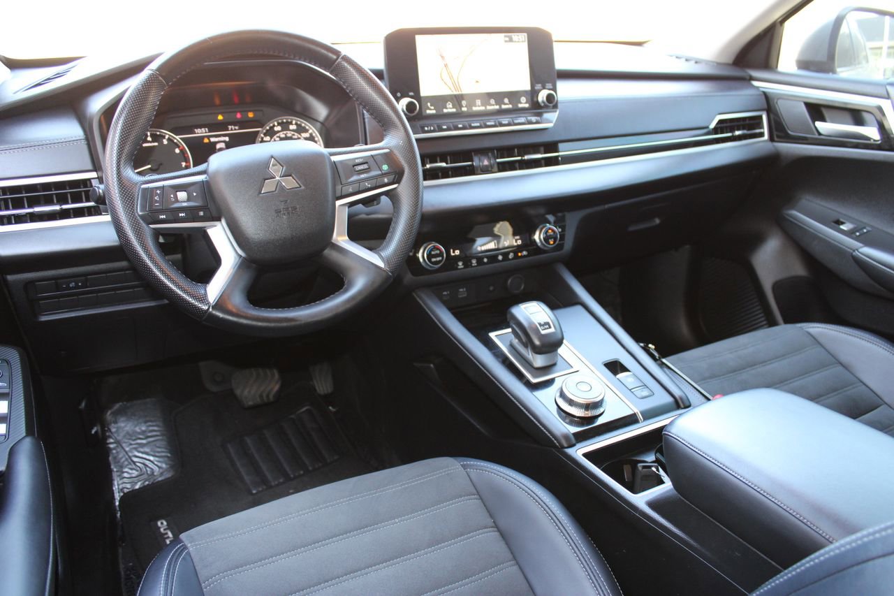 Used 2024 Mitsubishi Outlander SE image 4