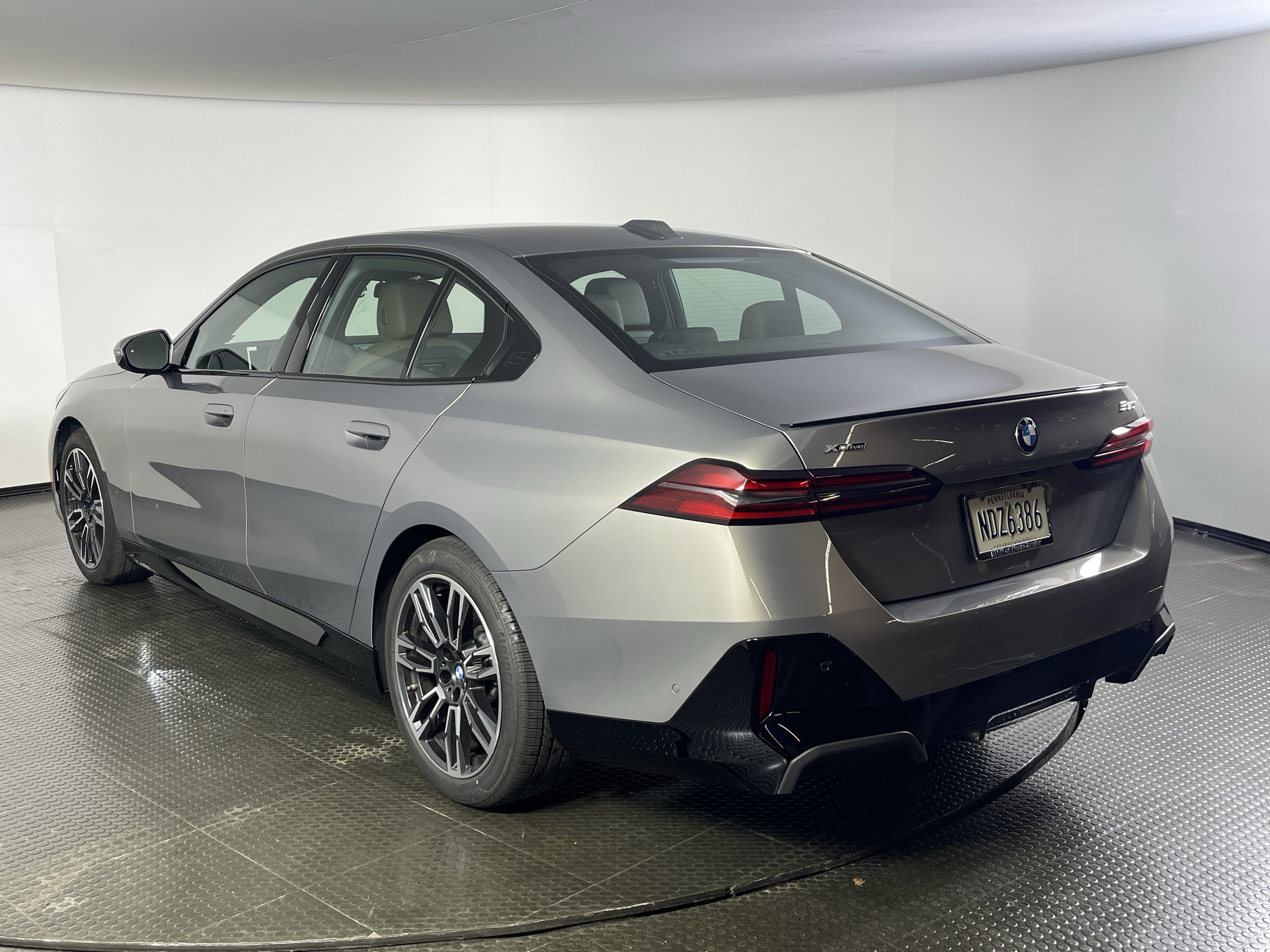 Used 2026 BMW 530i xDrive w/ M Sport Package AWD/4WD image 5