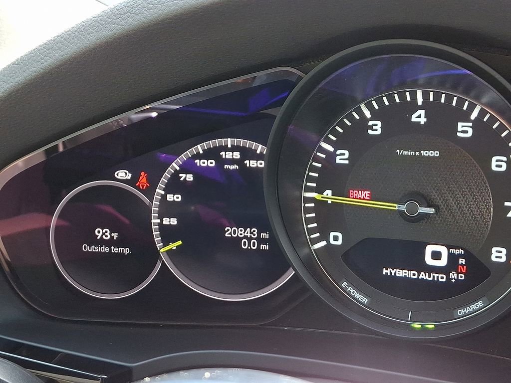 Used 2023 Porsche Cayenne Platinum Edition image 3