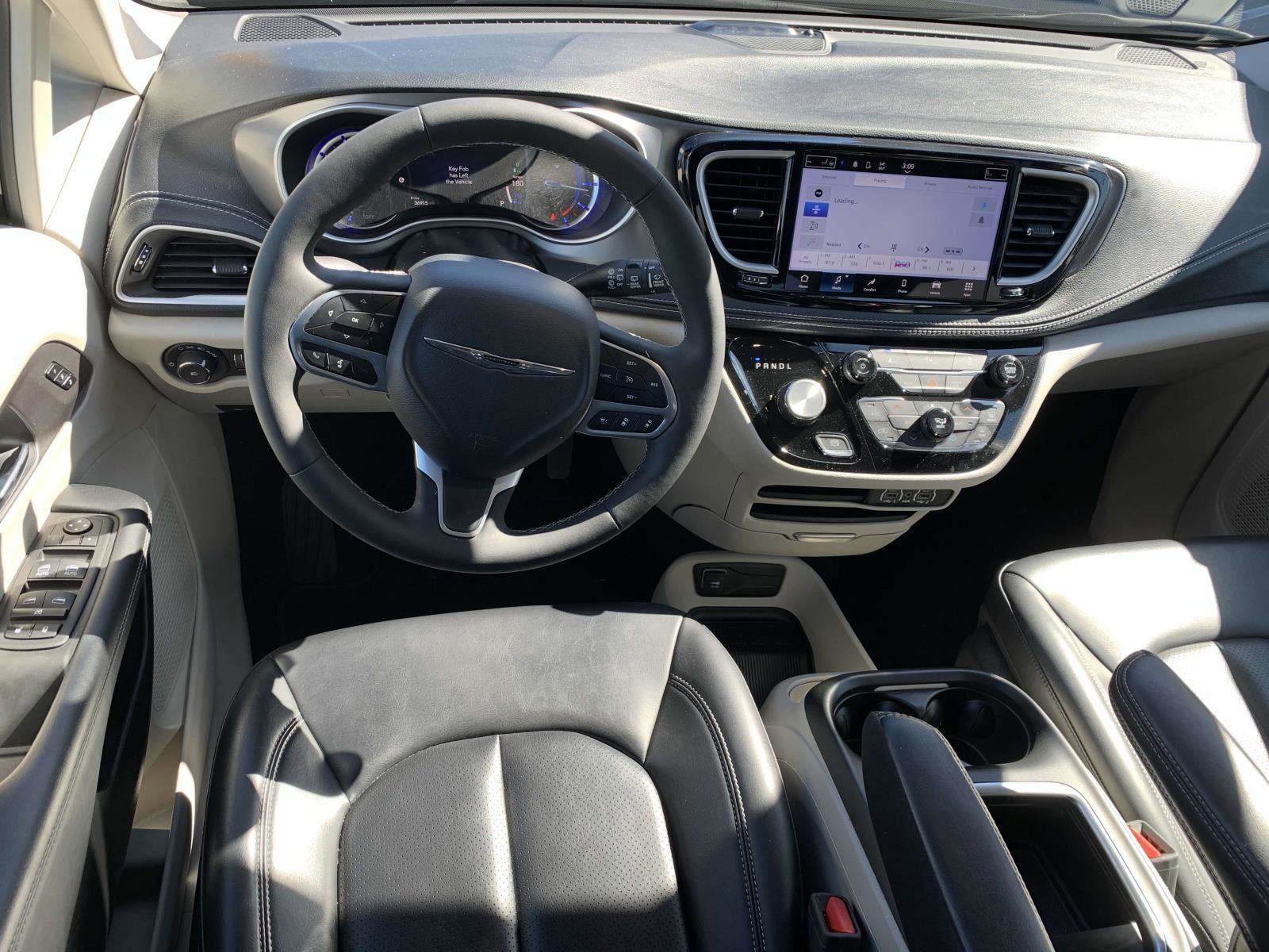 Certified 2023 Chrysler Pacifica Touring-L image 9