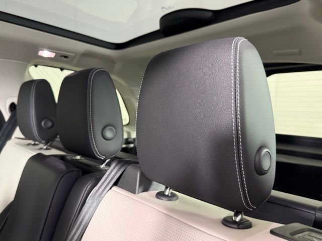 Certified 2025 Land Rover Discovery S image 21