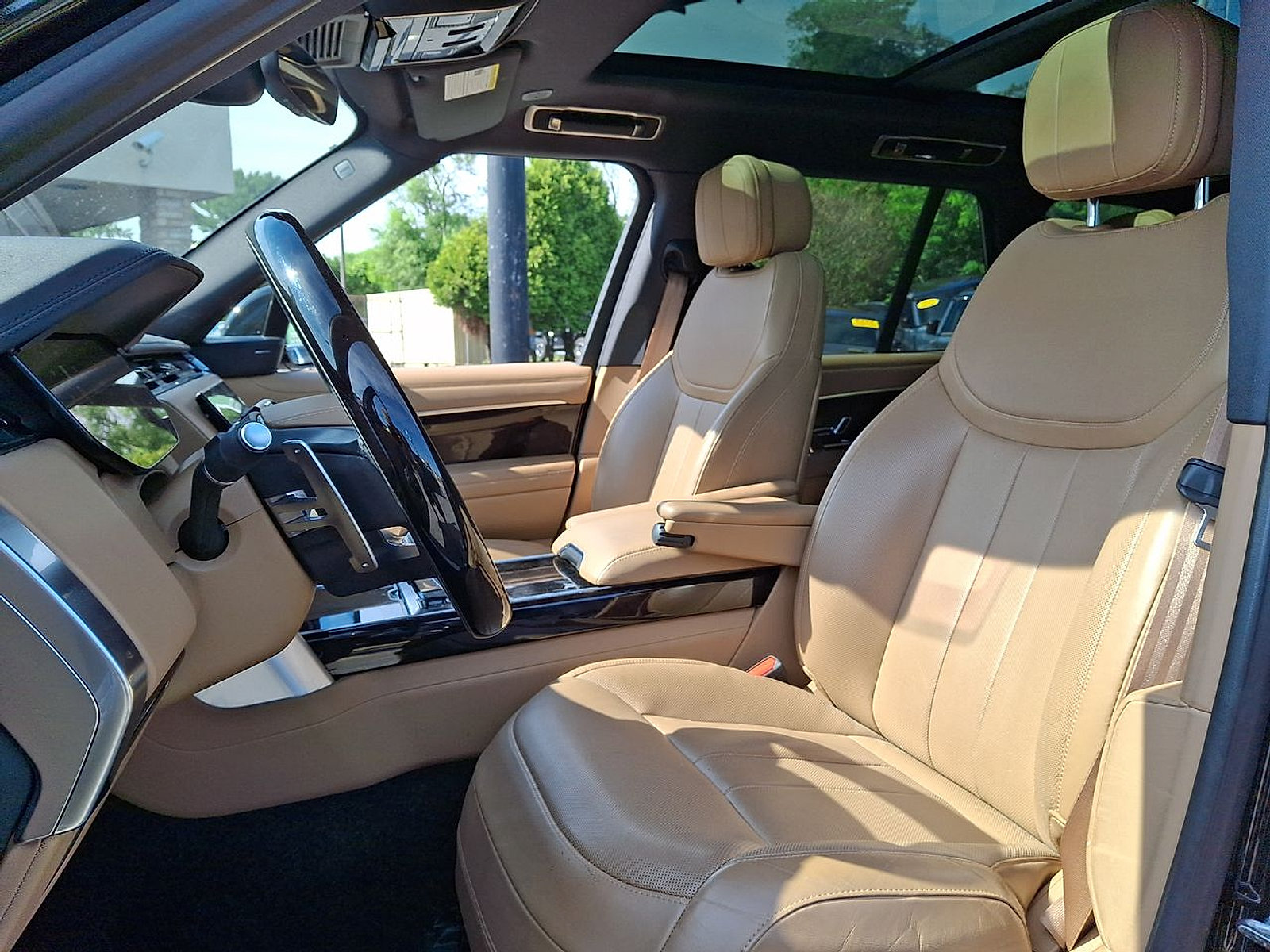 Certified 2023 Land Rover Range Rover SE AWD/4WD image 17