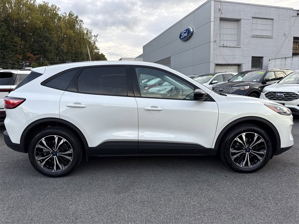 Used 2022 Ford Escape SE w/ SE Sport Appearance Package image 3