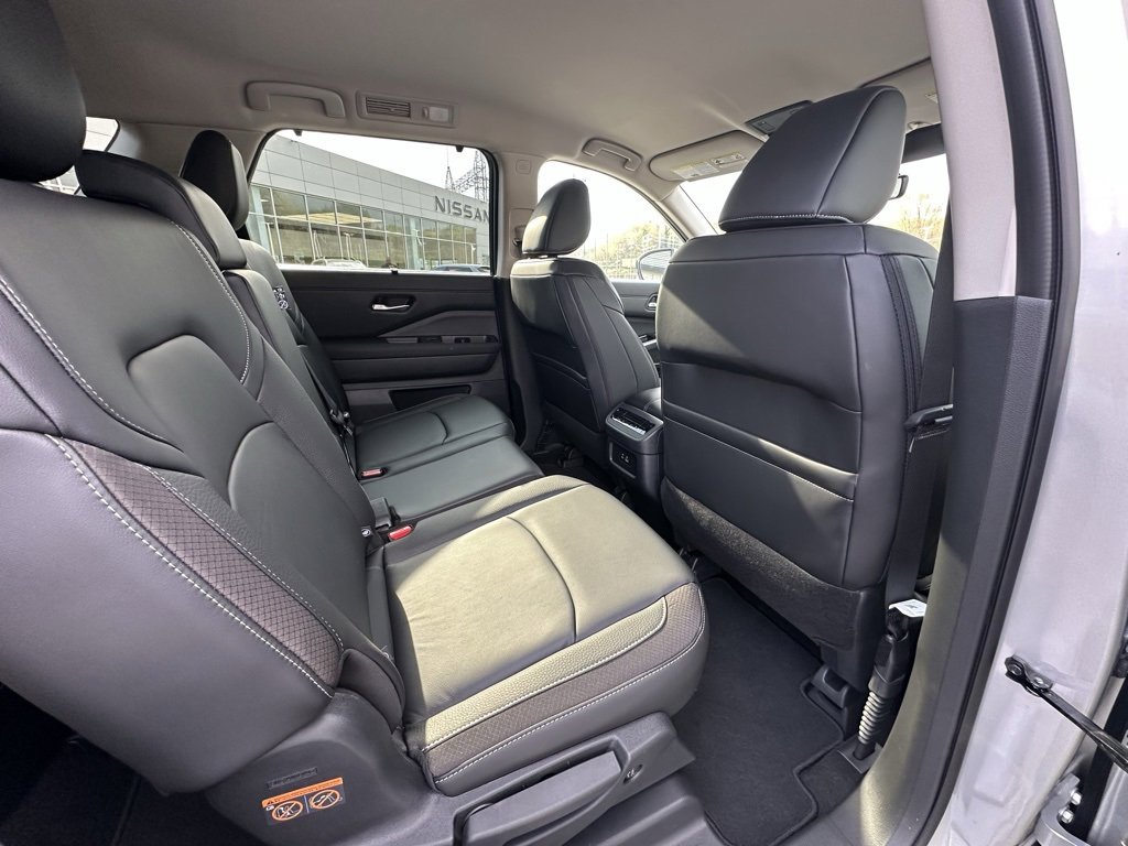 Used 2024 Nissan Pathfinder SL w/ Lighting Package (N92) image 11