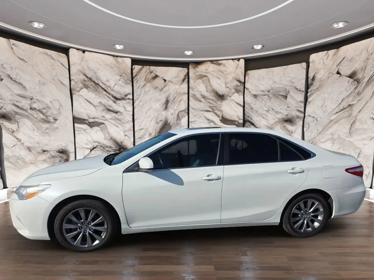 Used 2017 Toyota Camry XLE w/ Moonroof Package FWD image 3