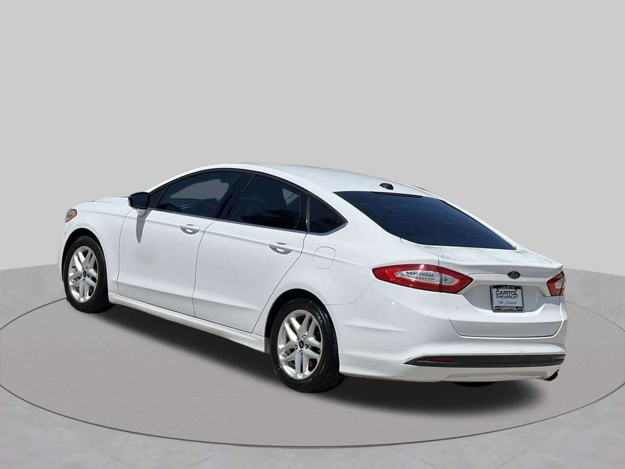 Used 2016 Ford Fusion SE FWD image 3