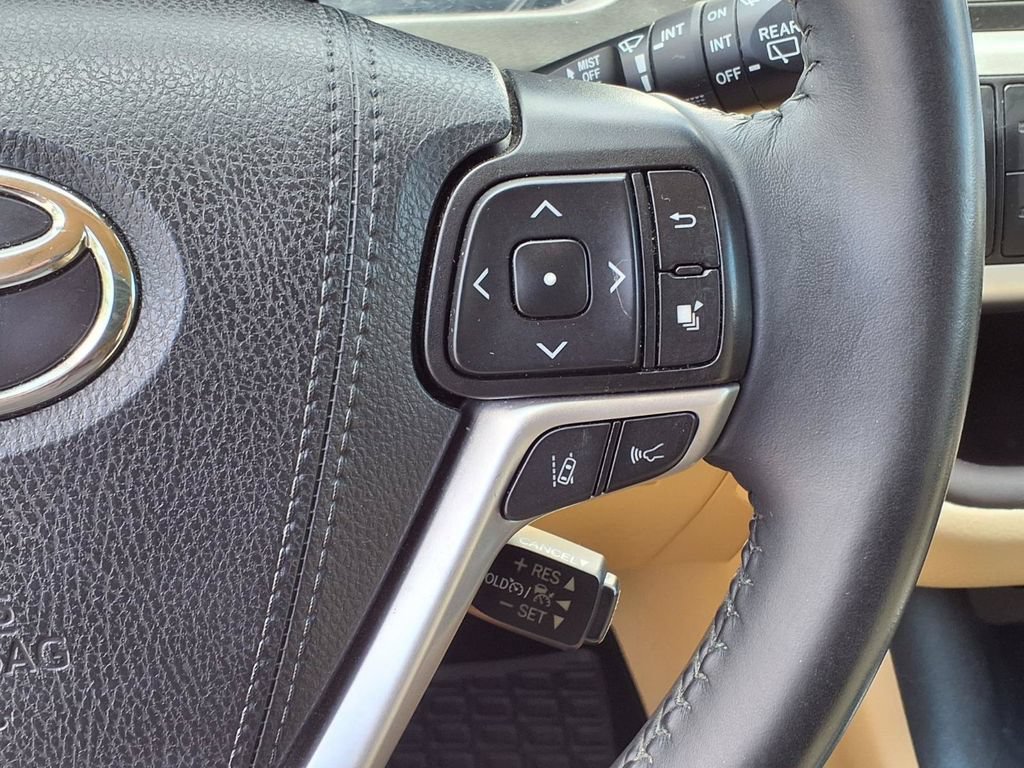 Used 2019 Toyota Highlander XLE FWD image 33