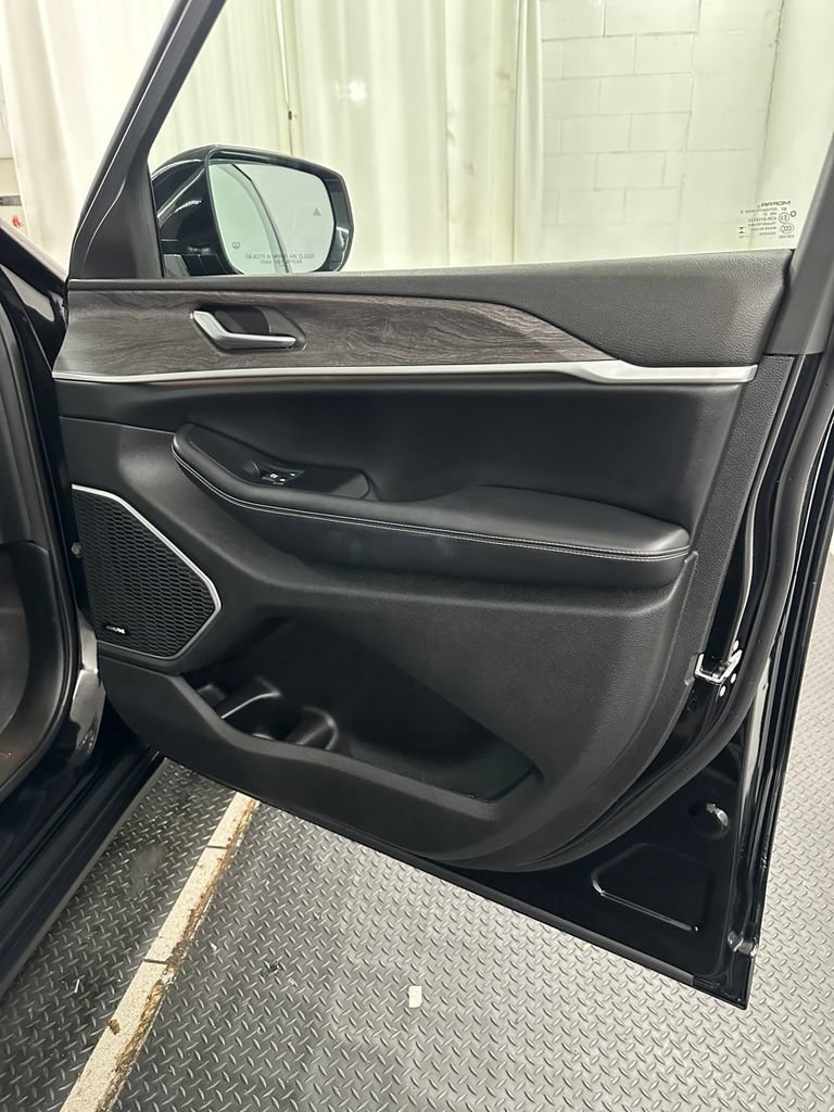 Used 2023 Jeep Grand Cherokee 4WD 4xe image 37