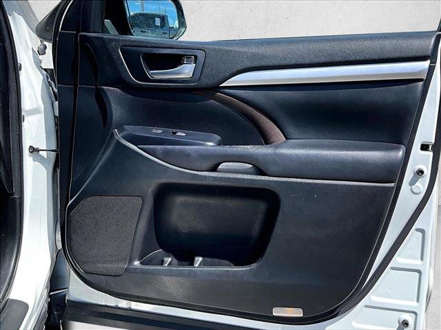 Used 2019 Toyota Highlander XLE FWD image 19