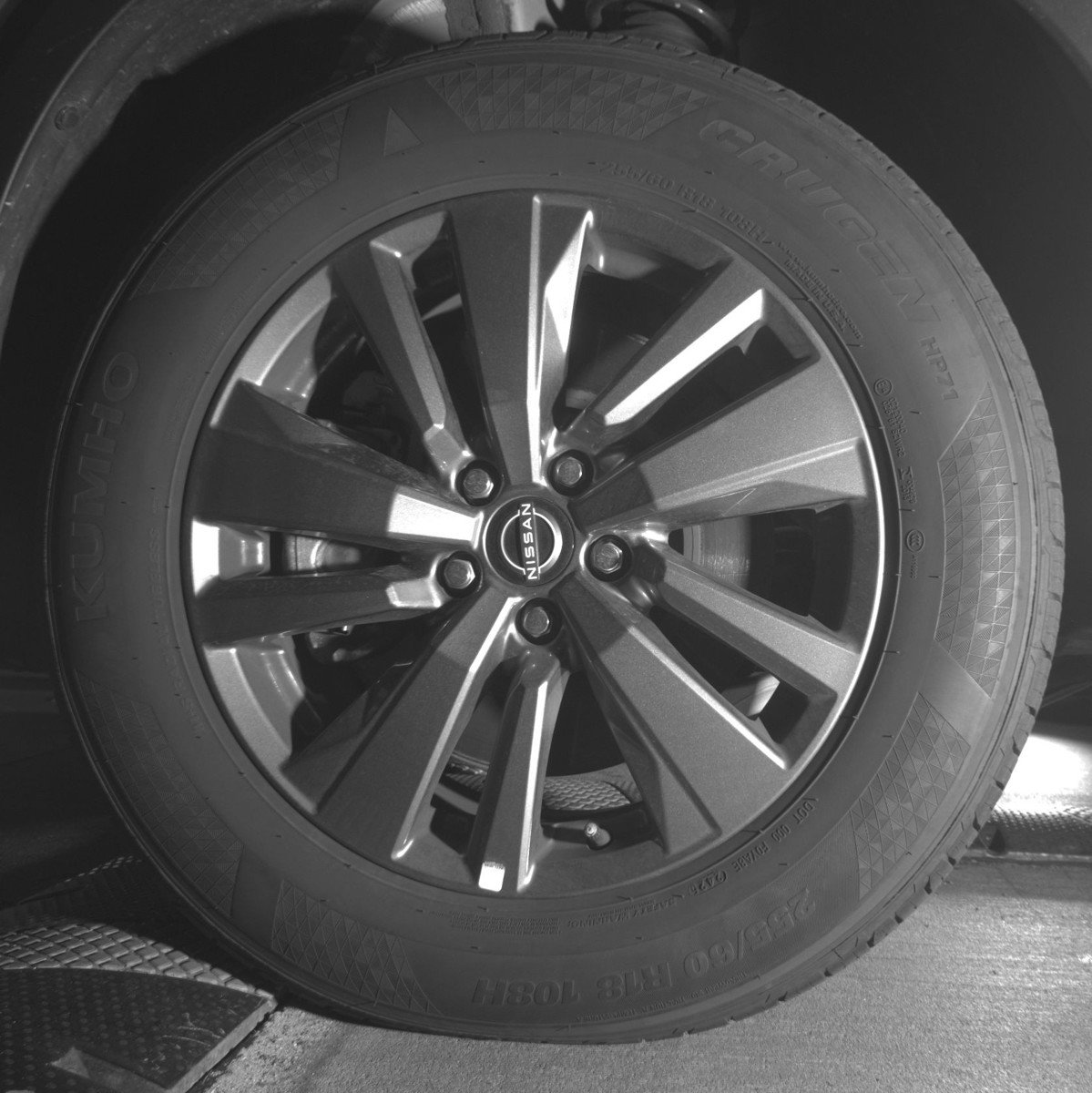Used 2025 Nissan Pathfinder SV image 12