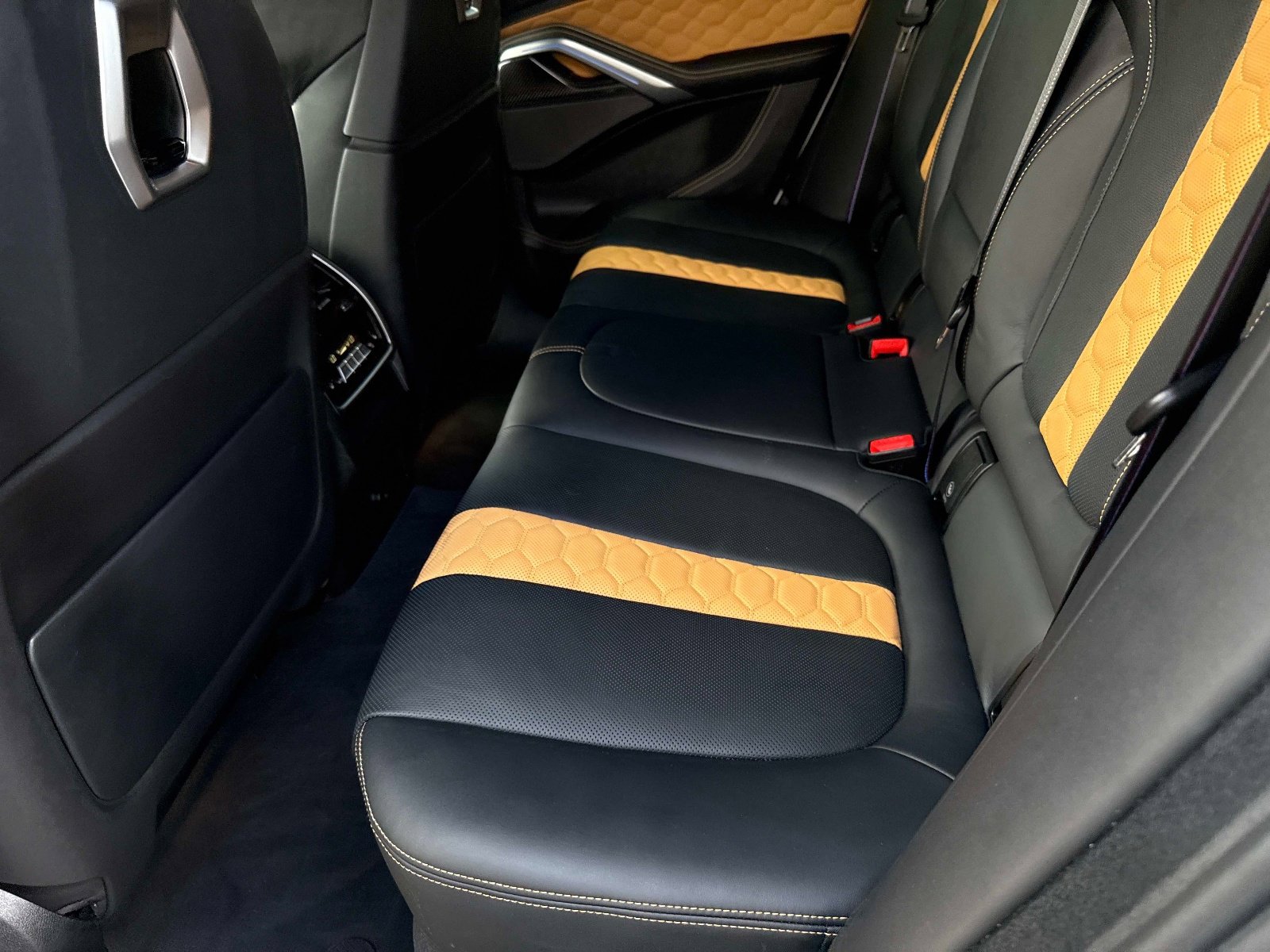 Used 2024 BMW X6 M Competition image 36