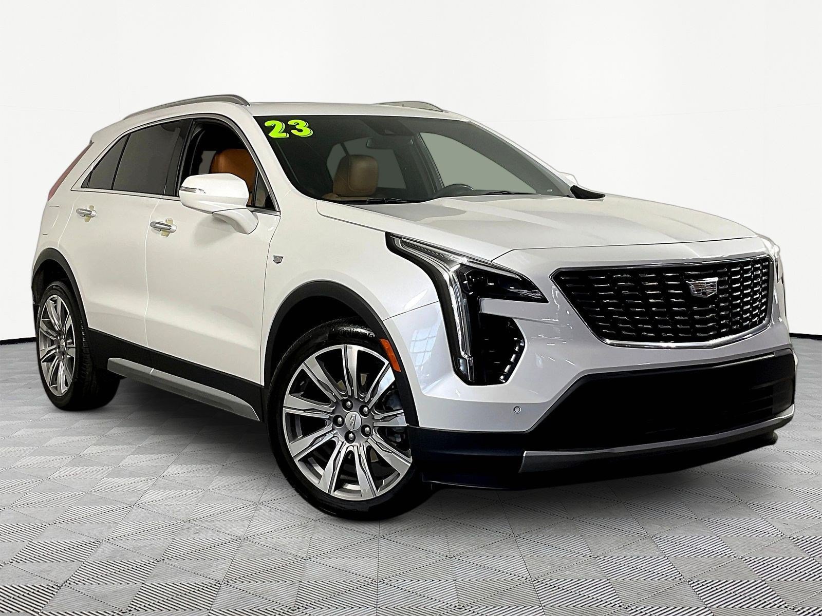 Used 2023 Cadillac XT4 Premium Luxury w/ Technology Package AWD/4WD image 3