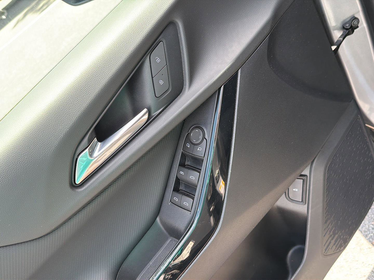 Used 2025 Chevrolet Equinox LT w/ Convenience Package II FWD image 32