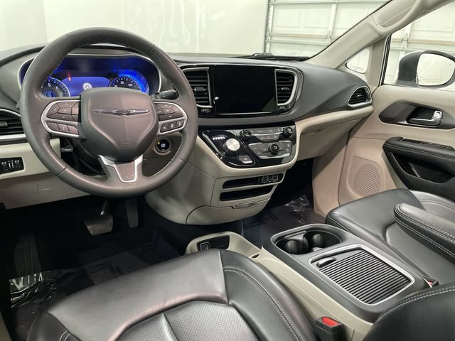Used 2024 Chrysler Pacifica Touring-L FWD image 19
