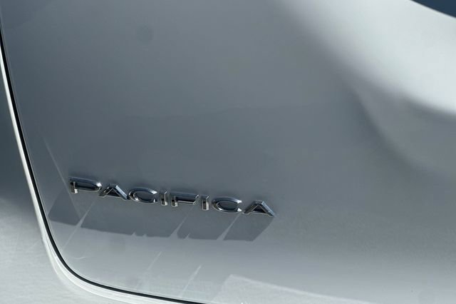 Used 2025 Chrysler Pacifica Select image 31