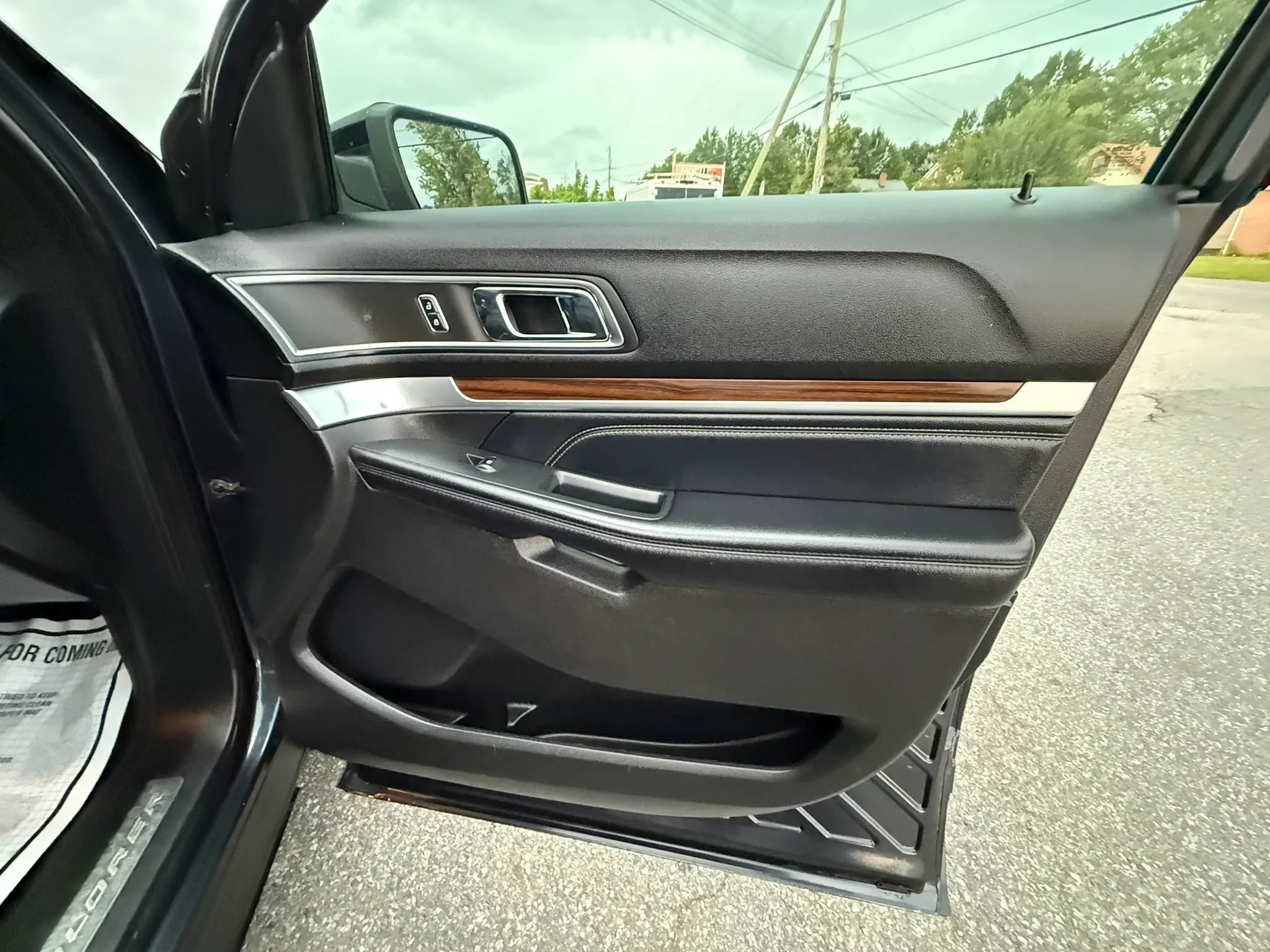 Used 2017 Ford Explorer Limited w/ Equipment Group 301A AWD/4WD image 18