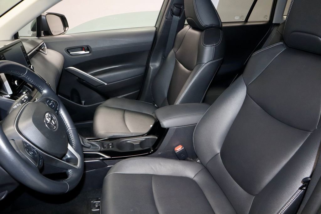 Used 2022 Toyota Corolla Cross XLE w/ Convenience Package AWD/4WD image 25