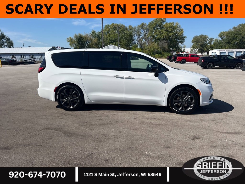 New 2026 Chrysler Pacifica Select image 12