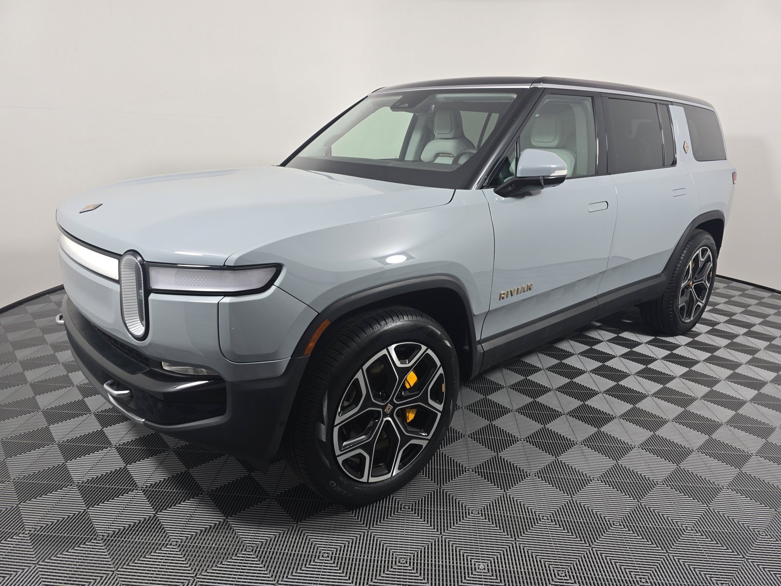 Used 2024 Rivian R1S Adventure AWD/4WD image 1