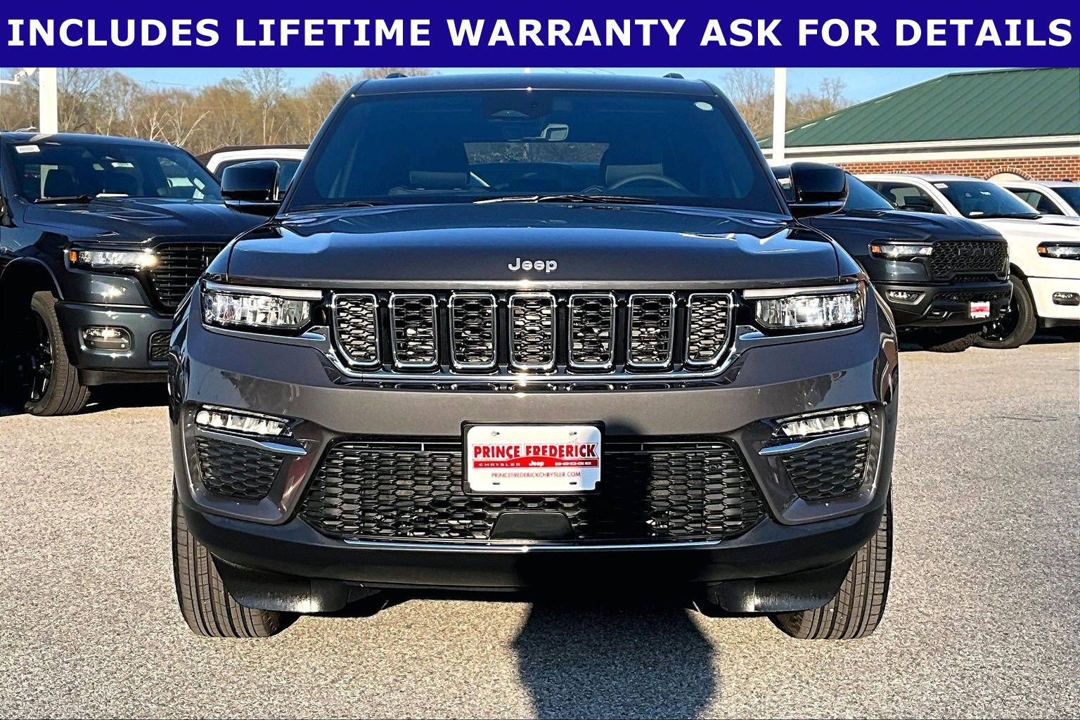 Used 2025 Jeep Grand Cherokee Limited AWD/4WD image 2