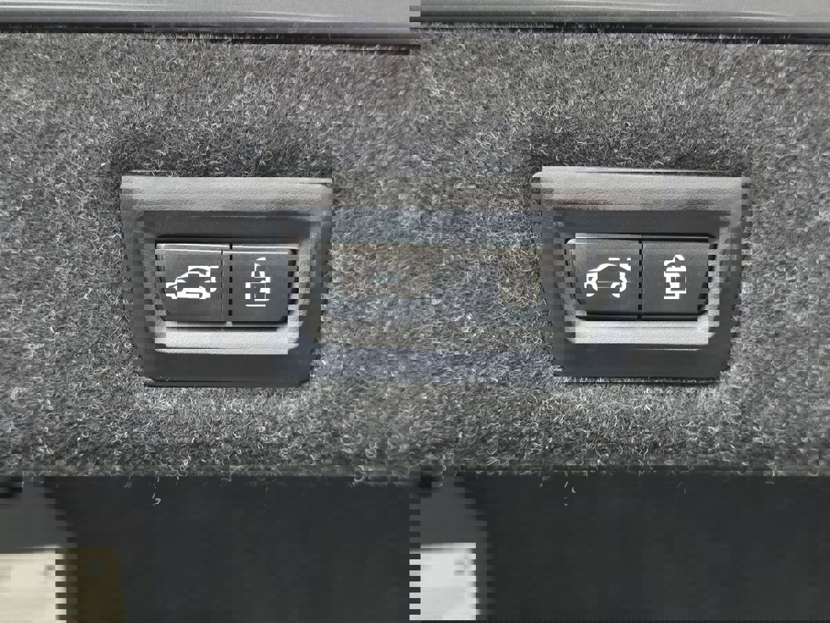 Used 2023 BMW 530e xDrive w/ Premium Package image 57