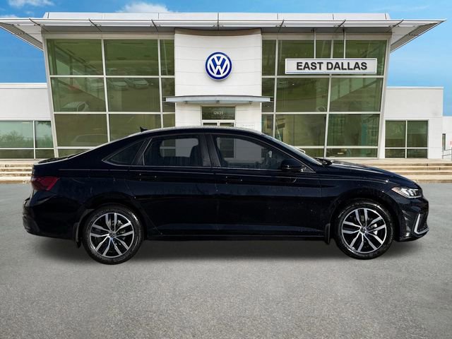 Used 2025 Volkswagen Jetta SE image 2