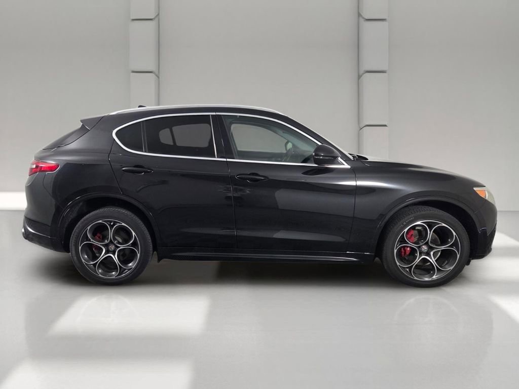 Used 2020 Alfa Romeo Stelvio Ti w/ Active Blind Spot Package AWD/4WD image 4