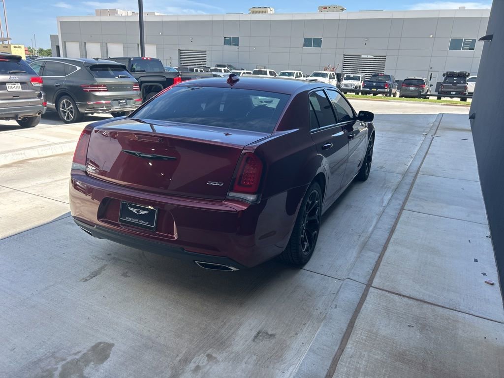 Used 2019 Chrysler 300 Touring w/ Sport Appearance Package image 4