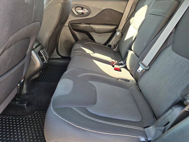 Used 2015 Jeep Cherokee Latitude w/ Comfort/Convenience Group AWD/4WD image 18