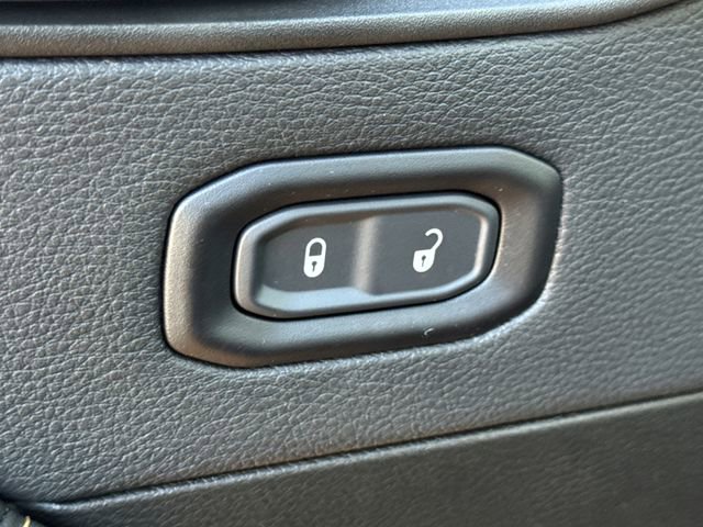 Used 2025 Jeep Gladiator Mojave AWD/4WD image 21