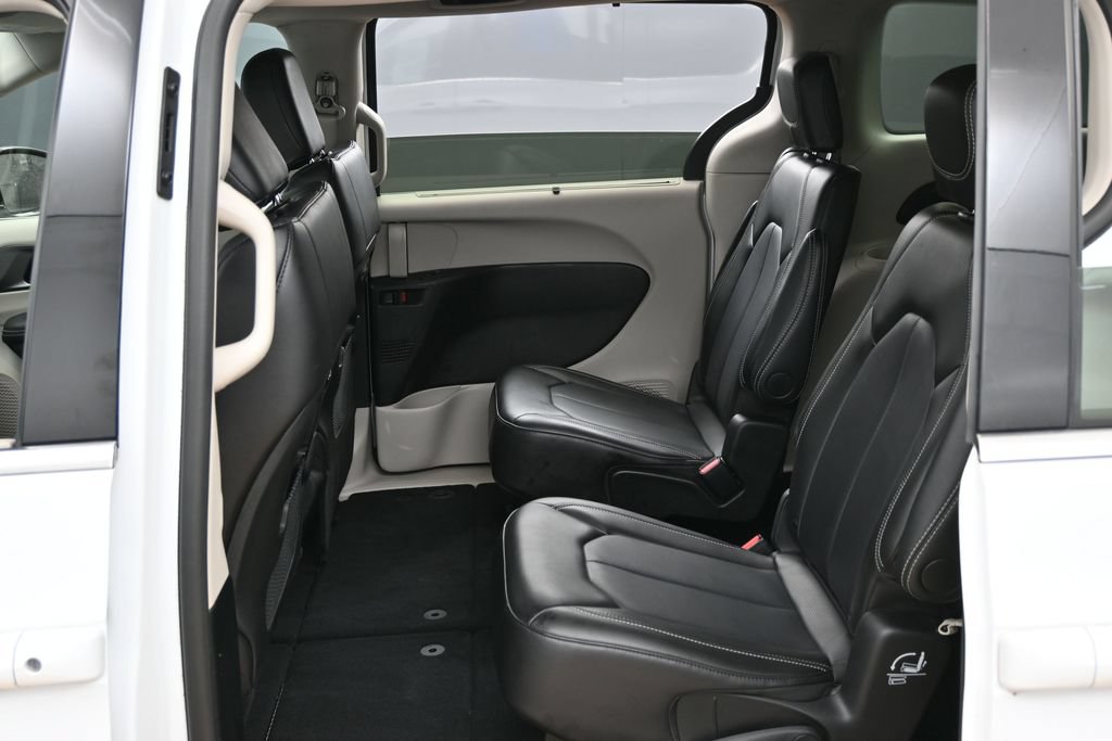 Used 2024 Chrysler Pacifica Touring-L FWD image 32