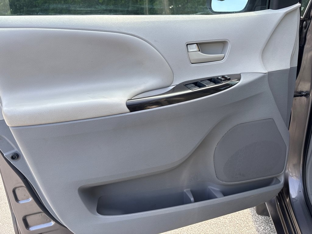 Used 2012 Toyota Sienna LE FWD image 10
